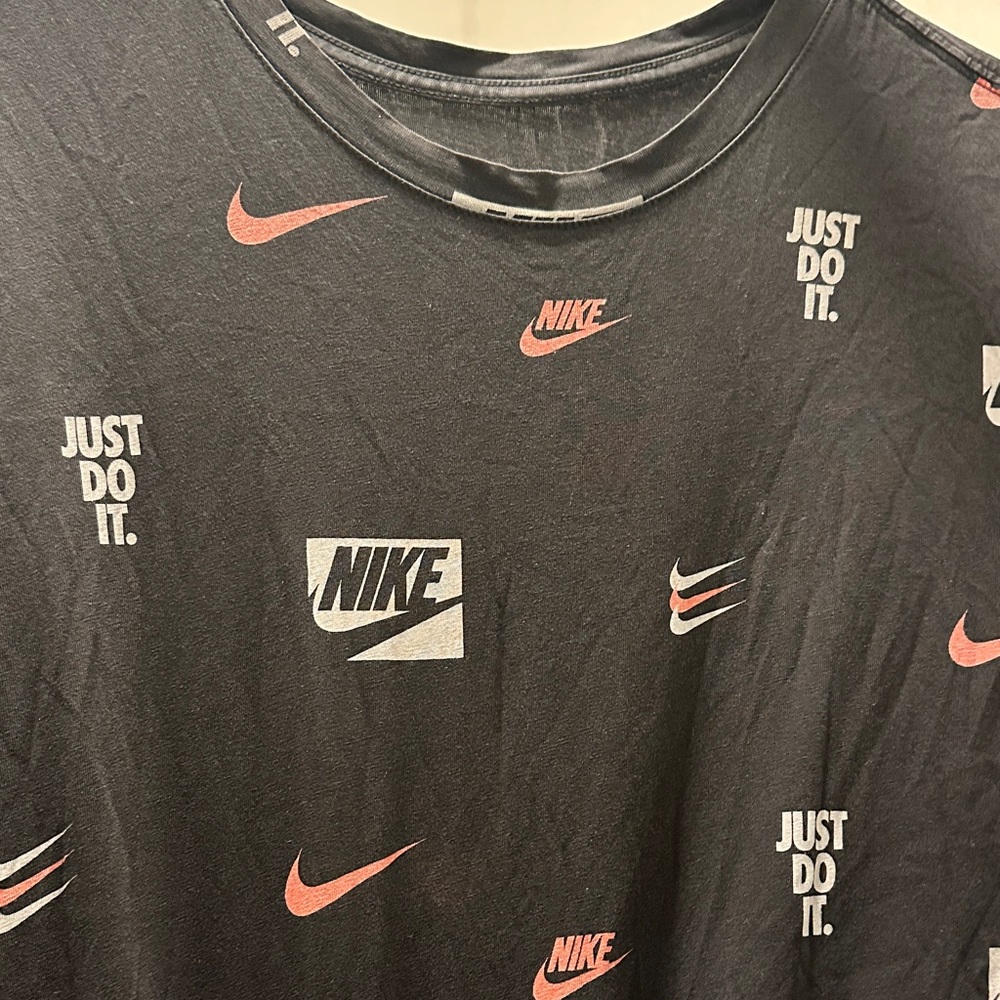 Nike Men's Black and Red Logo T-Shirt UC